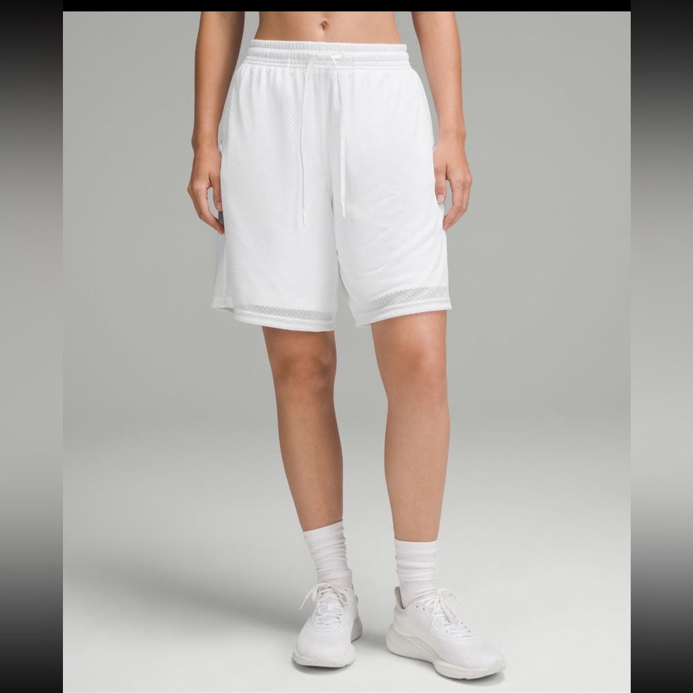 Lululemon Relaxed fit mesh training short 8” White Size 4 88$ Retail